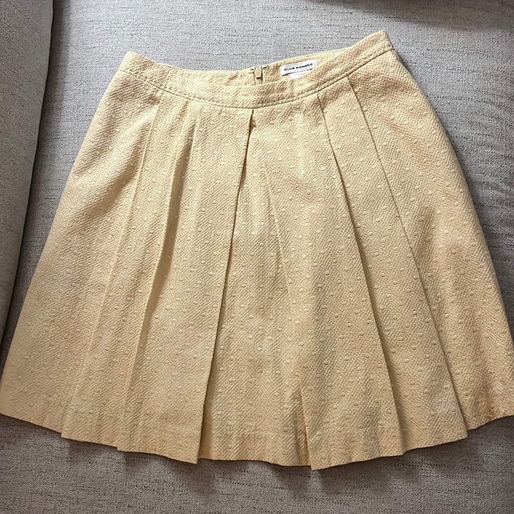 Club Monaco Yellow Pleated Mini Skirt size 2 with Pockets and back zip closure